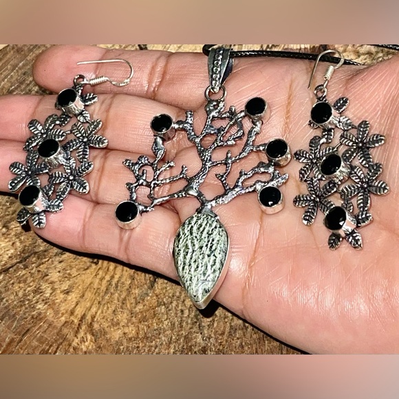 Chrysotile in Serpentine Pendant & Earrings - Picture 2 of 8